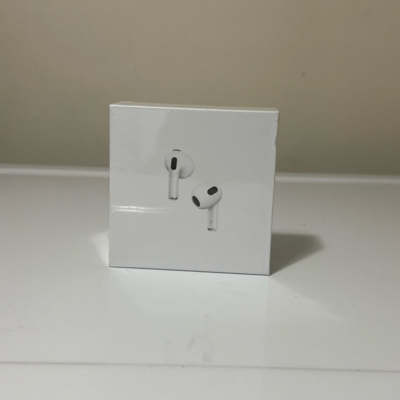 Apple AirPods 3rd GenerationMagSafe Charging Case